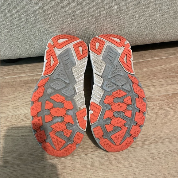 HOKA Arahi 6 - Picture 3 of 5